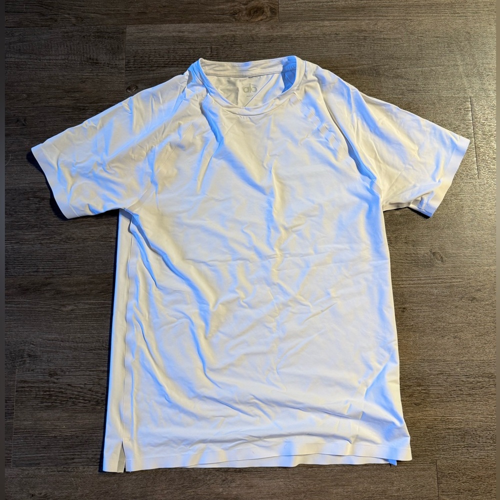 Alo Yoga Men’s Conquer Crew Neck Shirt in Size Small White